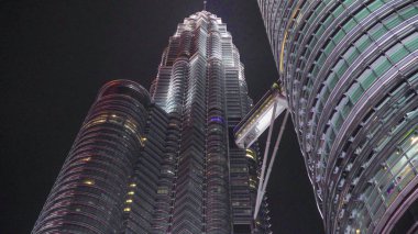 Gece şehir ışıkları. KLCC bölgesinde görkemli bir şekilde yükselen büyüleyici Petronas Towers 'ın güzel manzarası