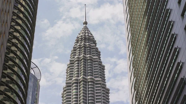 Prachtig uitzicht op de prachtige Petronas-toren opkomende majestueuze over KLCC district kantoorgebouwen op een zonnige dag — Stockfoto