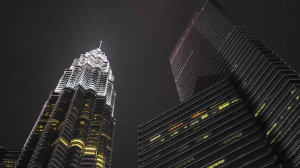 Gece şehir ışıkları. KLCC semtinin üzerinde görkemli bir şekilde yükselen büyüleyici Petronas Kulesi 'nin güzel manzarası — Stok fotoğraf