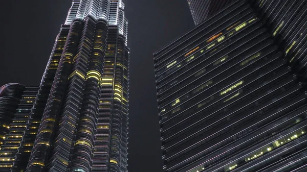 Luci notturne. Bella vista della splendida Petronas Tower che emerge maestosa sul quartiere KLCC — Foto Stock