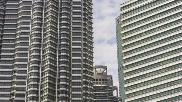 Cenário urbano com edifícios de escritórios modernos genéricos sob um céu azul no distrito financeiro em arquitetura e conceito de negócio — Fotografia de Stock