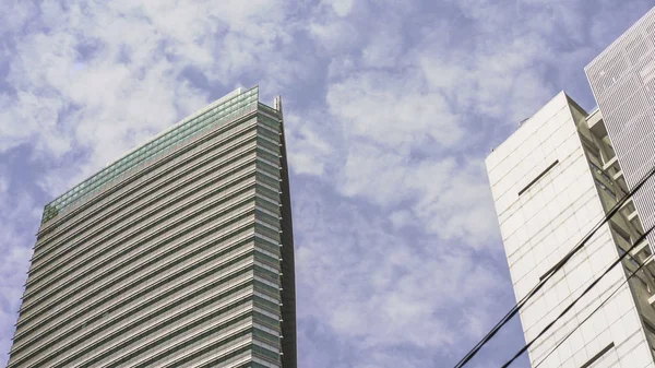Cenário urbano com edifícios de escritórios modernos genéricos sob um céu azul no distrito financeiro em arquitetura e conceito de negócio — Fotografia de Stock