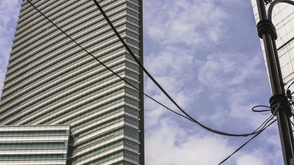 Urbane Landschaftsszene mit generischen modernen Bürogebäuden unter blauem Himmel im Finanzviertel in Architektur und Geschäftskonzept — Stockfoto