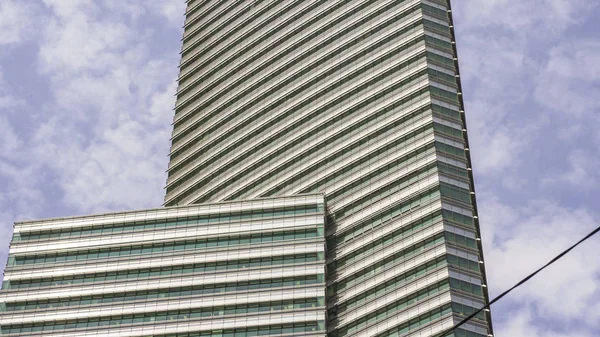 Urbane Landschaftsszene mit generischen modernen Bürogebäuden unter blauem Himmel im Finanzviertel in Architektur und Geschäftskonzept — Stockfoto