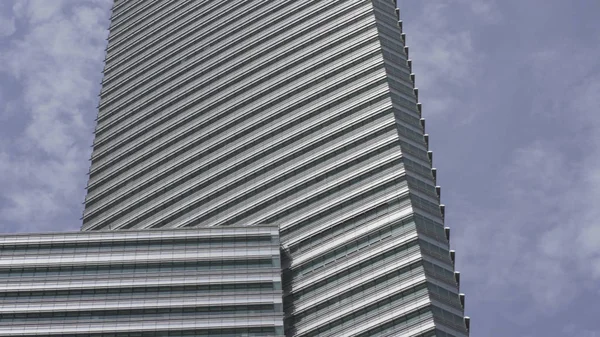 Αστικό τοπίο σκηνή με γενόσημα σύγχρονα κτήρια γραφείων κάτω από ένα γαλάζιο ουρανό σε χρηματοοικονομική περιοχή στην αρχιτεκτονική και επιχειρηματική έννοια — Φωτογραφία Αρχείου