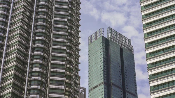Міська пейзажна сцена з загальними сучасними офісними будівлями під блакитним небом у фінансовому районі в архітектурі та бізнес-концепції — стокове фото