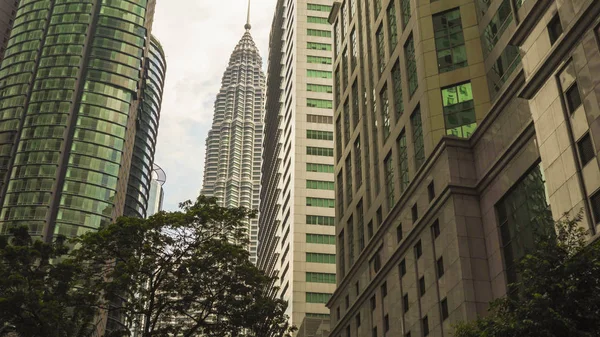 Bella vista della splendida Petronas Tower emergente maestoso sopra KLCC distretti edifici per uffici in una giornata di sole — Foto Stock