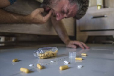 adam depresyon antidepresan ilaçların karışımı tarafından sarhoş hap aşırı doz aldıktan sonra evde yatakta atma acı intihar girişimi pişman