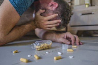 sarhoş adam depresyon antidepresan ilaçların karışımı tarafından sarhoş doz aşımı Zehirlendikten sonra evde yatak katında ağlamak acı intihar girişimi pişman 