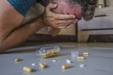 sarhoş adam depresyon antidepresan ilaçların karışımı tarafından sarhoş doz aşımı Zehirlendikten sonra evde yatak katında ağlamak acı intihar girişimi pişman 