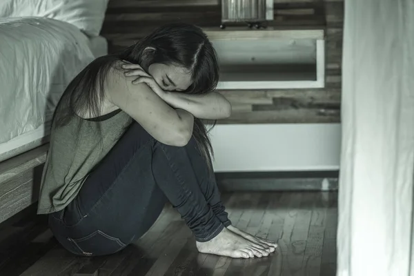 若い落ち込みと悲しいアジアの韓国人女性は、うつ病の問題と不安の危機感に苦しんでベッドの隣の寝室の床に座って絶望的な感じ — ストック写真