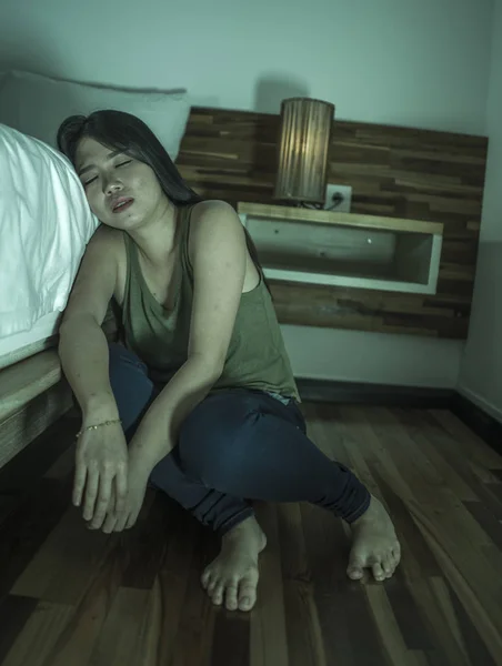 Junge deprimierte und traurige asiatische Koreanerin sitzt auf dem Boden im Schlafzimmer neben dem Bett und leidet Depressionen Problem und Angstkrise verzweifelt fühlen — Stockfoto