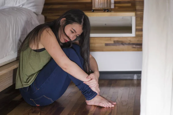 Fiatal depressziós és szomorú ázsiai japán nőt ül a padlón hálószoba mellett szenvedés depresszió probléma és a szorongás válság érzés kétségbeesett — Stock Fotó