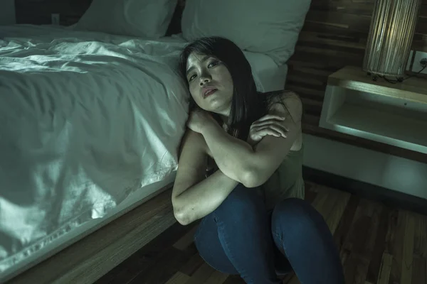 Joven deprimido y triste asiático japonés mujer sentado en piso en dormitorio al lado de cama sufrimiento depresión problema y ansiedad crisis sensación desesperada — Foto de Stock