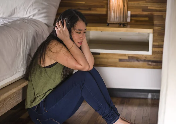 Fiatal depressziós és szomorú ázsiai koreai nő ül a padlón hálószoba mellett szenvedés depresszió probléma és a szorongás válság érzés kétségbeesett — Stock Fotó