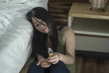 genç umutsuz ve boşa bağımlısı Asyalı Koreli kadın evde aşırı doz da hasta ve depresif acı depresyon arıza hissi alarak