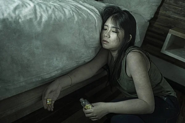 Jeune belle désespérée et gaspillée toxicomane asiatique femme chinoise prendre surdose de drogue à la maison étage de la chambre à coucher se sentir malade et déprimé souffrance dépression — Photo