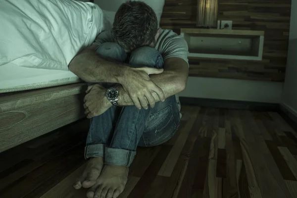 Dramatyczny domowy portret młody rozpaczliwy i przygnębiony samotnik siedzący w sypialni płacz uczucie chory ból i depresja poczucie bezradny — Zdjęcie stockowe