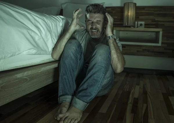 Δραματική σπίτι πορτρέτο της νεαρής απελπισμένος και καταθλιπτικός μοναχικός άνθρωπος κάθεται στο υπνοδωμάτιο πάτωμα κλάμα άρρωστο υποφέρει άγχος κρίση και κατάθλιψη πρόβλημα αίσθημα αβοήθητος — Φωτογραφία Αρχείου