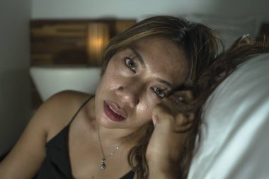 genç güzel üzgün ve depresif Asya Endonezyalı kadın yatak odasında katta gecelik kırık duygu ve depresyon ve anksiyete acı kaybetti