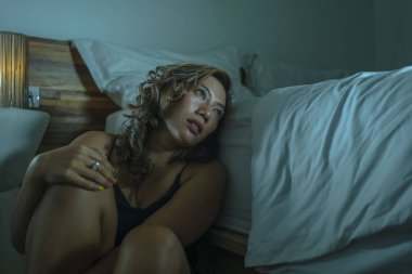 genç güzel üzgün ve depresif Asya Endonezyalı kadın yatak odasında katta gecelik kırık duygu ve depresyon ve anksiyete acı kaybetti