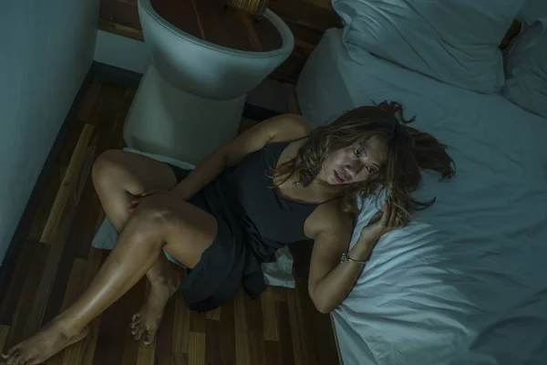 Jeune belle triste et déprimée asiatique indonésien femme en chemise de nuit sur le sol de la chambre par le lit se sentir brisé et perdu souffrance dépression et anxiété — Photo