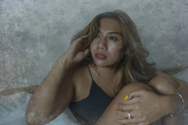 Νέος όμορφος/η λυπημένος και θλιμμένος Ασίας Ινδονησίας κορίτσι με νυχτικό κάθεται στο κρεβάτι νιώθοντας ραγισμένη καρδιά και έχασε υποφέρουν κατάθλιψη κρίση και το άγχος — Φωτογραφία Αρχείου