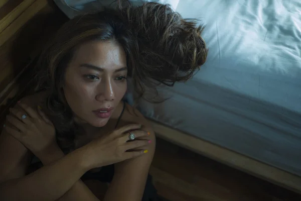 Fiatal szép szomorú és depressziós ázsiai indonéz nő hálóingben a hálószoba padlón az ágy érzést tört és elvesztette szenvedés depresszió és szorongás — Stock Fotó