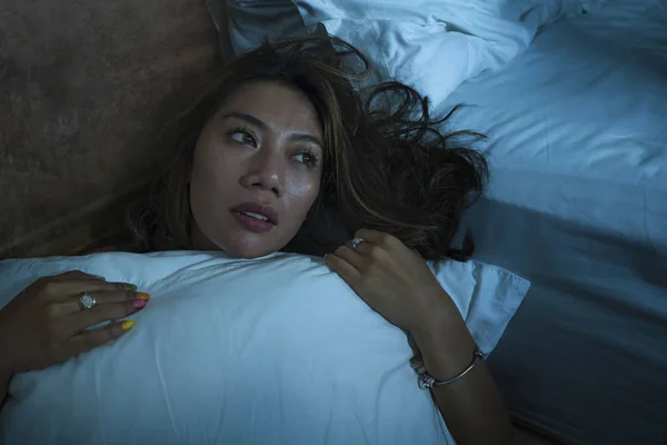 Junge schöne traurige und deprimierte asiatische indonesische Mädchen im Nachthemd auf dem Schlafzimmerboden neben dem Bett fühlen sich gebrochen und verloren leiden Depressionen und Angst — Stockfoto