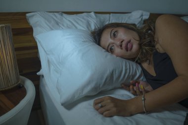 genç güzel üzgün ve depresif Asya Endonezyalı kadın gecelik kırık kalp duygu yatakta yatarken ve depresyon krizi ve anksiyete acı kaybetti 