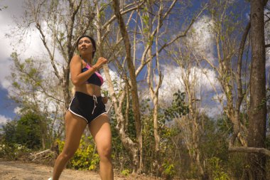 genç çekici ve egzotik Asya Endonezyalı koşucu kadın kırsal yol parça doğa koşu egzersiz açık havada terli çalışan sert iterek
