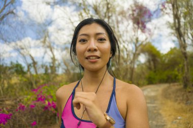 genç çekici ve egzotik Asya Endonezyalı koşucu kadın kırsal yol parça doğa koşu egzersiz açık havada terli çalışan sert iterek
