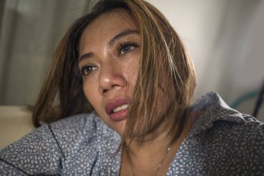 genç güzel üzgün ve depresif kadın düşünceli ve evde kanepede kırık kalp depresyon krizi ve anksiyete sorunu acı duygu karıştı