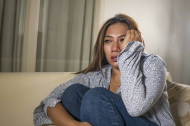 genç güzel üzgün ve depresif kadın düşünceli ve evde kanepede kırık kalp depresyon krizi ve anksiyete sorunu acı duygu karıştı