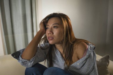 genç güzel üzgün ve depresif kadın düşünceli ve evde kanepede kırık kalp depresyon krizi ve anksiyete sorunu acı duygu karıştı