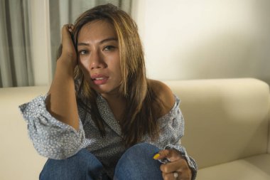 genç güzel üzgün ve depresif kadın düşünceli ve evde kanepede kırık kalp depresyon krizi ve anksiyete sorunu acı duygu karıştı