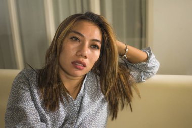 genç güzel üzgün ve depresif kadın düşünceli ve evde kanepede kırık kalp depresyon krizi ve anksiyete sorunu acı duygu karıştı