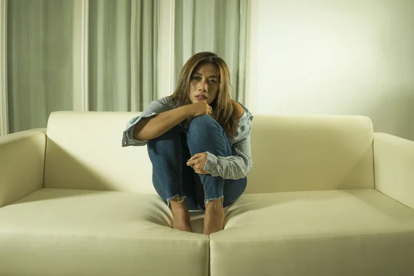 Genç güzel üzgün ve depresif kadın düşünceli ve evde kanepede kırık kalp depresyon krizi ve anksiyete sorunu acı duygu karıştı — Stok fotoğraf