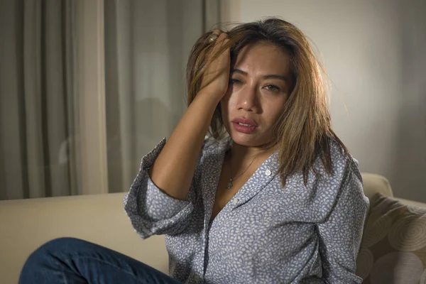 Genç güzel üzgün ve depresif kadın düşünceli ve evde kanepede kırık kalp depresyon krizi ve anksiyete sorunu acı duygu karıştı — Stok fotoğraf