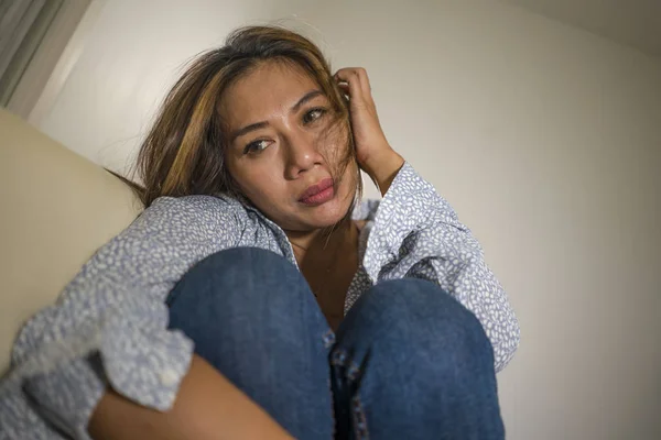 Giovane bella donna triste e depressa pensieroso e confuso a casa divano sensazione di cuore spezzato sofferenza depressione crisi e ansia problema — Foto Stock