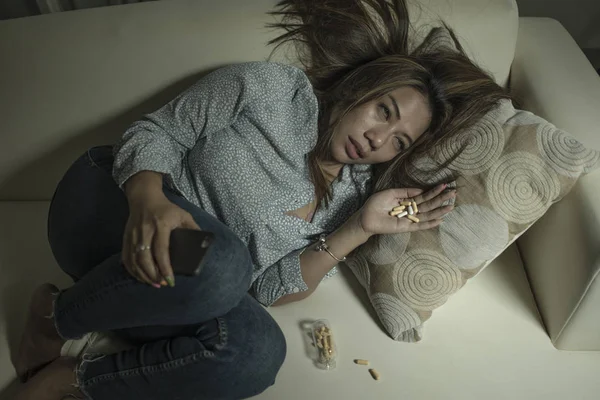 Genç çekici depresif ve çaresiz bağımlısı kadın umutsuz üzgün istismar tabletler haplar aşırı doz olan cep telefonu ile ilişki kırmak acı duygu — Stok fotoğraf