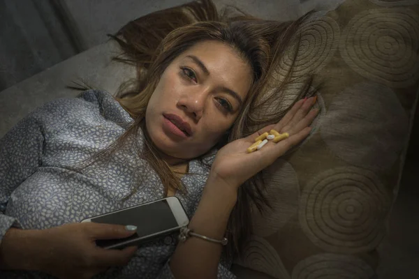 Πορτρέτο των νεαρών ελκυστική κατάθλιψη και αβοήθητη εξαρτημένη γυναίκα νιώθοντας απελπισμένη λύπη κατάχρηση χάπια και δισκία που αποτελούν αντικείμενο ντάμπινγκ μέσω κινητού τηλεφώνου — Φωτογραφία Αρχείου