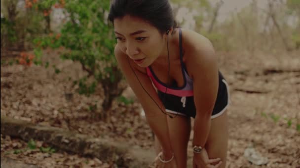 Gimbal 拍摄年轻美丽的疲惫和出汗的亚军 硬运行锻炼 步道公园在 健身概念 — 图库视频影像