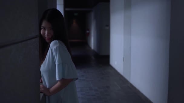 日本恐怖电影风格云包序列年轻的陌生女孩在晚上在黑暗的孤独的酒店走廊和楼梯看起来怪异和阴暗的恐惧和可怕的电影概念 — 图库视频影像