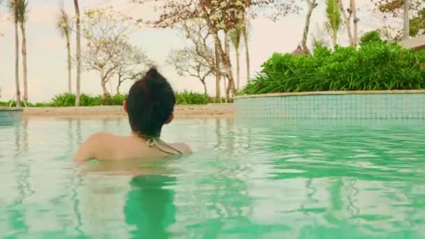 Bikini Topuz Genç Mutlu Güzel Asyalı Koreli Kadın Lüks Otel — Stok video