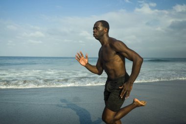 genç çekici ve formda siyah Afrikalı Amerikalı adam spor egzersiz ve sağlıklı yaşam tarzı kavramı denizde Yaz fitness koşu egzersiz yapıyor sahilde çalışan  