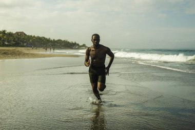 genç çekici ve formda siyah Afrikalı Amerikalı adam spor egzersiz ve sağlıklı yaşam tarzı kavramı denizde Yaz fitness koşu egzersiz yapıyor sahilde çalışan  