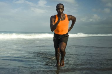 genç çekici ve formda siyah Afrikalı Amerikalı adam spor egzersiz ve sağlıklı yaşam tarzı kavramı denizde Yaz fitness koşu egzersiz yapıyor sahilde çalışan  