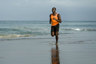 genç çekici atletik ve uygun siyah Afrikalı-Amerikalı adam sağlıklı yaşam tarzı denizde Yaz fitness koşu egzersiz yapıyor çalışan atletik tam vücut portresi