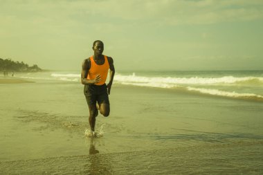 genç çekici atletik ve uygun siyah Afrikalı-Amerikalı adam sağlıklı yaşam tarzı denizde Yaz fitness koşu egzersiz yapıyor çalışan atletik tam vücut portresi